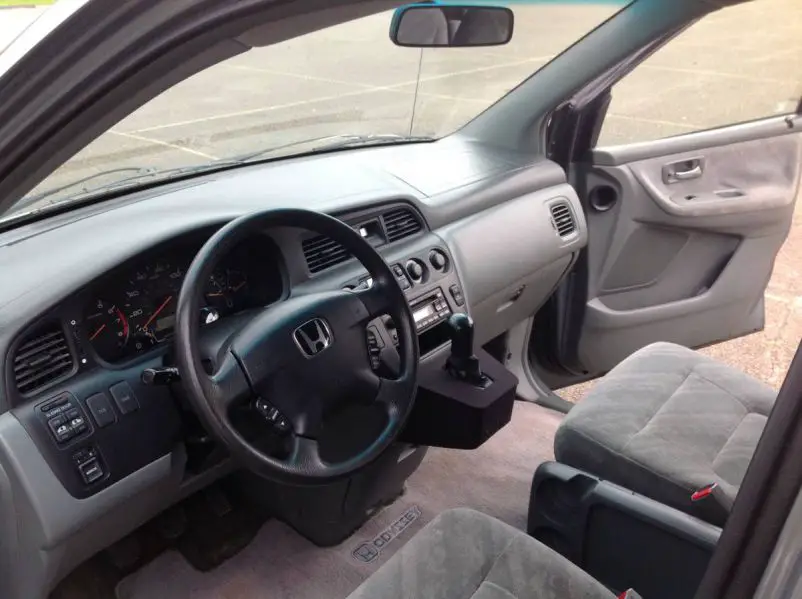 This 2002 Honda Odyssey with a 6-speed swap says have your cake and eat